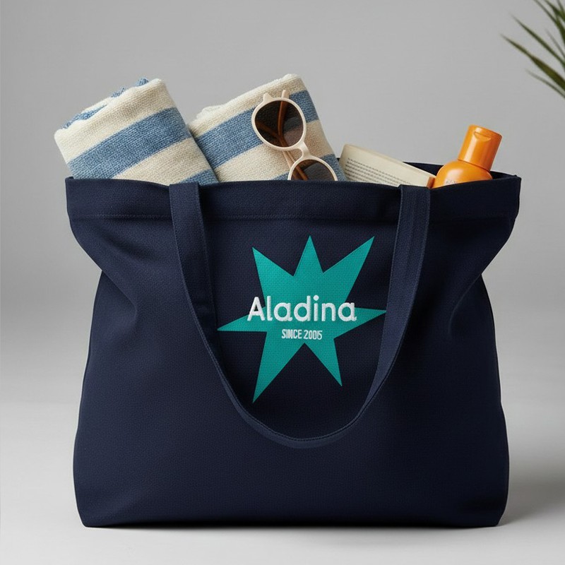 Bolsa de playa solidaria azul marino con fondo plano y asas de algodón colección Verano 2026