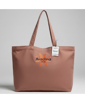 Bolsa de playa solidaria naranja utilizada en entorno de playa o piscina Fundación Aladina