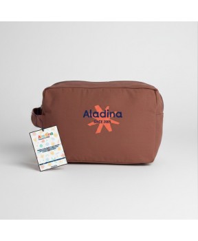 Neceser solidario combinado con bolsa de playa y gorra de la colección Verano 2026 Fundación Aladina