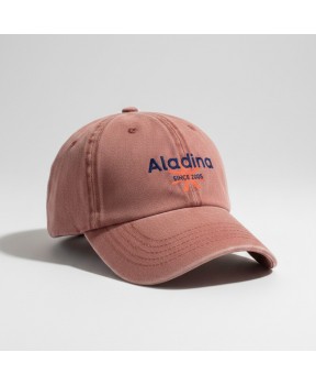 Gorra bordada naranja Fundación Aladina utilizada en actividades al aire libre