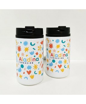 Vaso termo solidario Fundación Aladina utilizado en escritorio con bebida caliente para oficina o estudio
