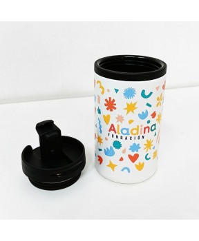 Detalle de vaso termo de acero inoxidable con tapón antigoteo y apertura por presión