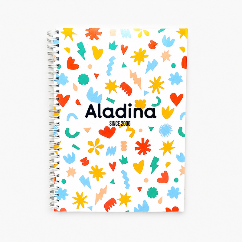 Libreta de anillas Fundación Aladina utilizada en entorno de oficina como regalo corporativo solidario