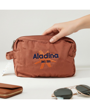 Neceser solidario combinado con bolsa de playa y gorra de la colección Verano 2026 Fundación Aladina