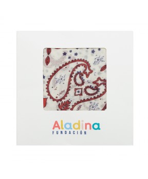 Pashmina solidaria crema, rojo y marino con estampado de bandana y packaging Fundación Aladina