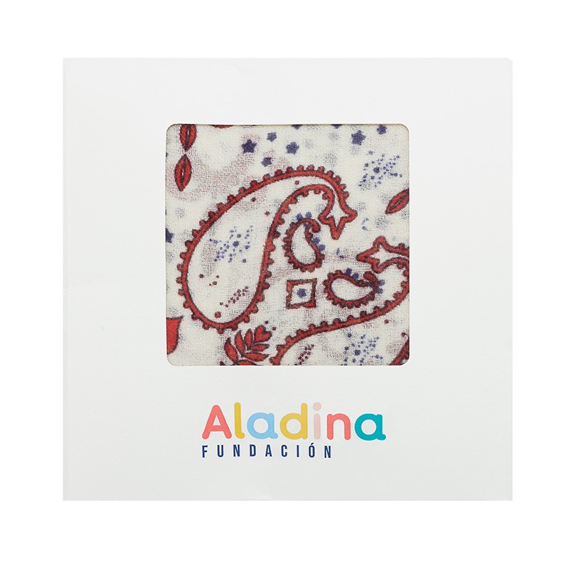 Pashmina solidaria crema, rojo y marino con estampado de bandana y packaging Fundación Aladina