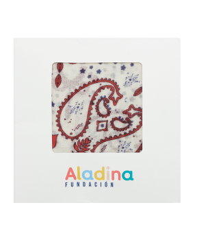 Pashmina solidaria crema, rojo y marino con estampado de bandana y packaging Fundación Aladina
