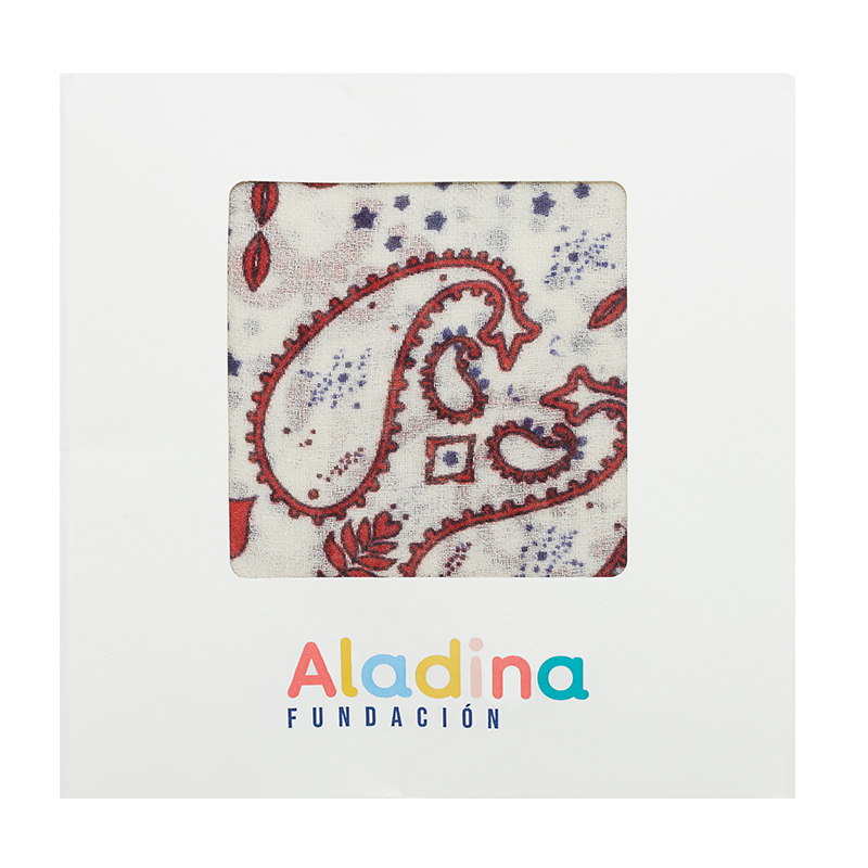 Pashmina solidaria crema, rojo y marino con estampado de bandana y packaging Fundación Aladina